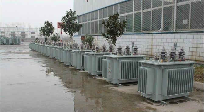 油浸式變壓器的保養(yǎng)如何去做？預防滲漏油：油浸式變壓器在油箱內充滿變壓器油，裝配中依靠緊固件對耐油橡膠元件加壓而密封。